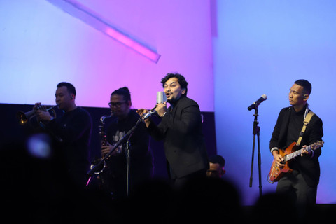 Tompi tampil pada konser BNI Java Jazz Festival 2024 di Teh Botol Sosro Hall, JIExpo Kemayoran, Jakarta, Minggu (26/5/2024). Foto: Dicky Adam Sidiq/kumparan