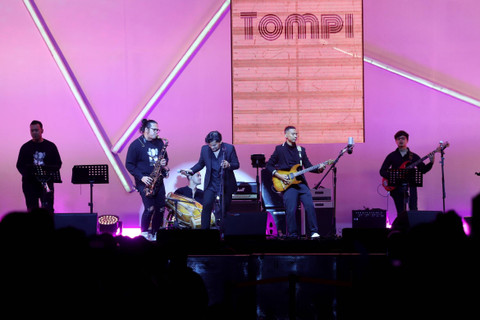 Tompi tampil pada konser BNI Java Jazz Festival 2024 di Teh Botol Sosro Hall, JIExpo Kemayoran, Jakarta, Minggu (26/5/2024). Foto: Dicky Adam Sidiq/kumparan