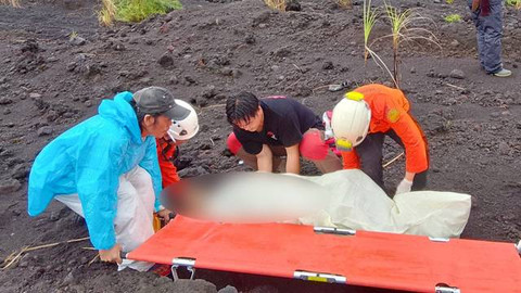 Proses evakuasi seorang pendaki yang alami kecelakaan di Gunung Soputan. (foto: dokumen istimewa KPAB Biosfer)
