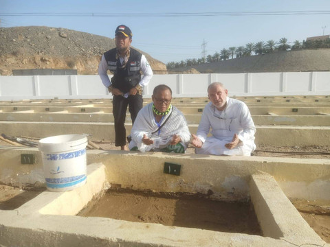 Endang mengunjungi makam istirnya. dok MCH 2024