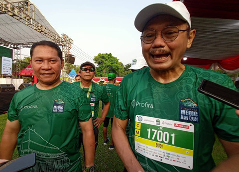 Pangdam V/Brawijaya Mayjen TNI Rafael Granada Baay (kiri) bersama Dekan FK Unair Prof Dr dr Budi Santoso SpOG (K). Foto: Masruroh/Basra