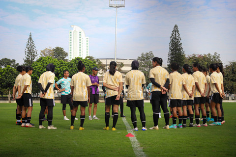 Pelatih Timnas Wanita Indonesia Satoru Mochizuki di Senayan, Jakarta, Senin (27/5/2024). Foto: Iqbal Firdaus/kumparan