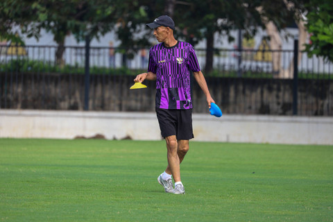 Pelatih Timnas Wanita Indonesia Satoru Mochizuki di Senayan, Jakarta, Senin (27/5/2024). Foto: Iqbal Firdaus/kumparan
