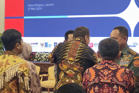Momen Kapolri dan Jaksa Agung bertegur sapa dan berangkulan di Istana Negara, Senin (27/5/2024). Foto: Nadia Riso/kumparan