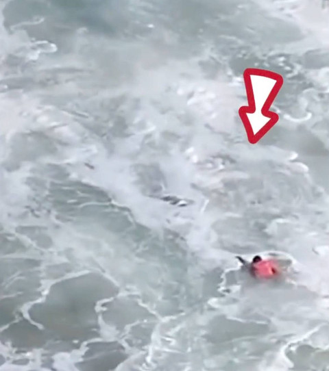 Momen petugas berjibaku menggapai kakak-adik terseret arus rip current. Dok: Satlinmas Rescue Istimewa Wilayah Operasi II Pantai Baron