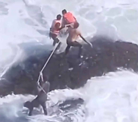 Momen petugas menyelamatkan kakak-adik terseret arus rip current. Dok: Satlinmas Rescue Istimewa Wilayah Operasi II Pantai Baron