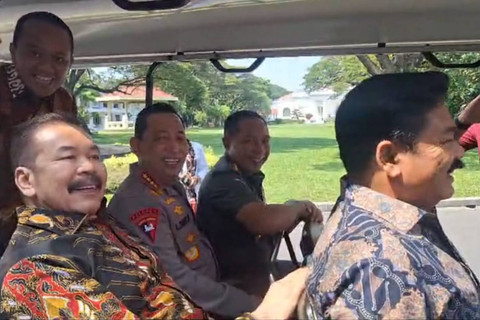 Menko Polhukam Hadi Tjahjanto, Kapolri Listyo Sigit Prabowo, dan Jaksa Agung ST Burhanuddin sebelum meninggalkan Istana Negara, Senin (27/5/2024). Foto: Nadia Riso/kumparan