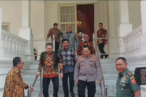 Menko Polhukam Hadi Tjahjanto, Kapolri Listyo Sigit Prabowo, dan Jaksa Agung ST Burhanuddin sebelum meninggalkan Istana Negara, Senin (27/5/2024). Foto: Nadia Riso/kumparan