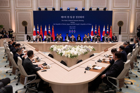 Presiden Korea Selatan Yoon Suk Yeol, Perdana Menteri Jepang Fumio Kishida dan Perdana Menteri Tiongkok Li Qiang menghadiri pertemuan puncak trilateral di rumah biru di Seoul, Korea Selatan (27/5/2024). Foto: JEON HEON-KYUN/Pool via REUTERS 