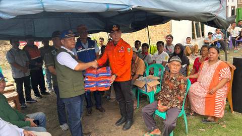 Kabid Penanganan Darurat BPBD Sumsel Sudirman saat memberikan bantuan Pj Gubernur Sumsel ke warga OKU Selatan yang terdampak banjir, Foto : Dok BPBD Sumsel