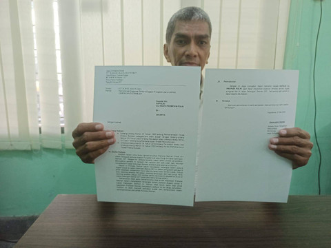 Kepala Divisi Pengaduan Masyarakat dan Monitoring Peradilan JCW, Baharuddin Kamba, memperlihatkan surat yang dikirim JCW kepada Kapolri. Foto: Dok. JCW