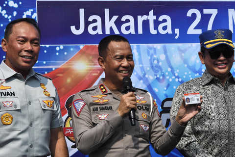Kepala Korps Lalu Lintas Polri Irjen Pol. Aan Suhanan (tengah) bersama Ketua Umum Ikatan Motor Indonesia (IMI) Bambang Soesatyo (kanan) saat peluncuran Surat Izin Mengemudi (SIM) C1. Foto: Fakhri Fakhri Hermansyah/Antara Foto
