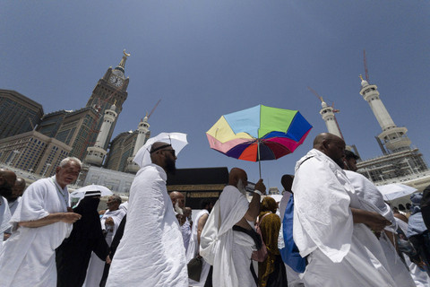 Umat Islam berada di Masjidil Haram seusai berlangsung peristiwa Rashdul Qiblah atau waktu matahari tepat di atas Ka'bah di Makkah, Arab Saudi, Senin (27/5/2024). Foto: ANTARA FOTO/Sigid Kurniawan
