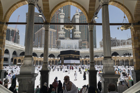 Umat Islam berada di Masjidil Haram seusai berlangsung peristiwa Rashdul Qiblah atau waktu matahari tepat di atas Ka'bah di Makkah, Arab Saudi, Senin (27/5/2024). Foto: ANTARA FOTO/Sigid Kurniawan