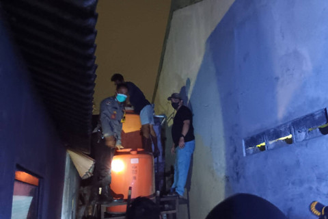 Jasad laki-laki yang ditemukan tewas di dalam toren air rumah milik warga di Gang Samid Sian, Kelurahan Pondok Aren, Kecamatan Pondok Aren, Kota Tangerang Selatan, ternyata warga setempat bernama Devi Karmawan (27 tahun). Foto: Dok. kumparan