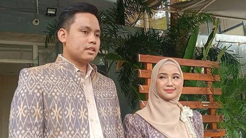 Chacha Frederica bersama suaminya yang juga Bupati Kendal, Dico Ganinduto di Kawasan Mampang, Jakarta Selatan.  Foto: Aprilandika Pratama/kumparan