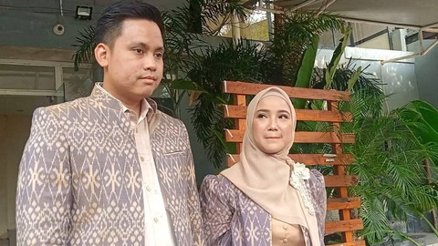 Chacha Frederica bersama suaminya yang juga Bupati Kendal, Dico Ganinduto di Kawasan Mampang, Jakarta Selatan.  Foto: Aprilandika Pratama/kumparan