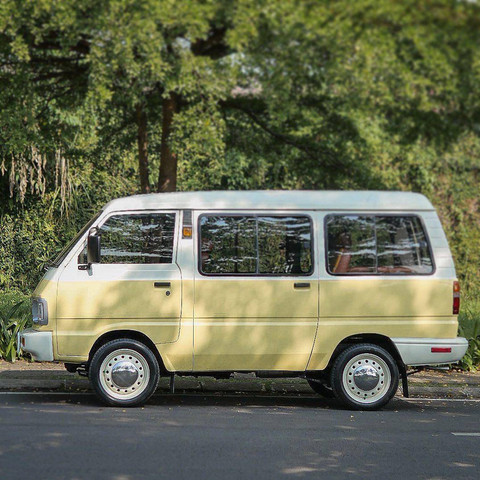 Suzuki Carry ST100 (Grand Extra) 1000 cc tahun 1994 milik Konten Kreator Tajwid Rizky Sabroni yang dikustom menjadi mobil dengan tampilan kalcer. Foto: Instagram/@rizkysabroni