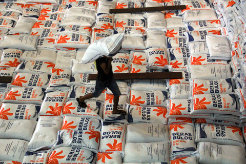 Sejumlah pekerja memikul karung beras di Gudang Bulog, Medan, Sumatera Utara. Foto: Yudi Manar/ANTARA FOTO