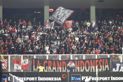 Sejumlah suporter menyaksikan pertandingan Timnas Wanita Indonesia melawan Singapura di Stadion Madya, GBK, Jakarta, Selasa (28/5/2024). Foto: Iqbal Firdaus/kumparan