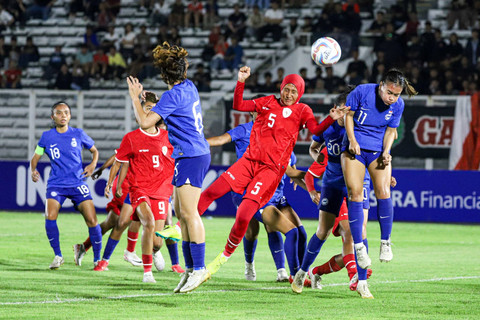 Timnas Wanita Indonesia melawan Singapura di Stadion Madya, GBK, Jakarta, Selasa (28/5/2024). Foto: Iqbal Firdaus/kumparan