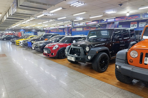 Mobil bekas yang dijual di WTC Mangga Dua. Foto: Fitra Andrianto/kumparan