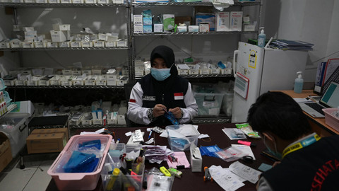 Apoteker menyiapkan obat-obatan di Klinik Kesehatan Haji Indonesia (KKHI) Makkah, Makkah, Arab Saudi, Selasa (28/5/2024). Foto: ANTARA FOTO/Sigid Kurniawan