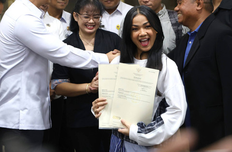Artis Nirina Zubir bersama menteri ATR BPN, Agus Harimurti Yudhoyono saat menyerahkan sertifikat tanah di kementerian ATR BPN, Jakarta, Rabu, (29/5/2024). Foto: Agus Apriyanto