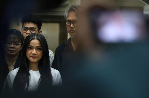 Artis Nirina Zubir bersama menteri ATR BPN, Agus Harimurti Yudhoyono saat menyerahkan sertifikat tanah di kementerian ATR BPN, Jakarta, Rabu, (29/5/2024). Foto: Agus Apriyanto