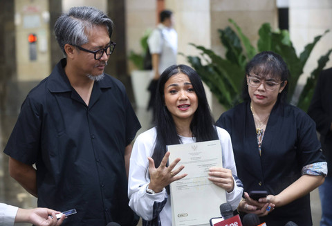 Artis Nirina Zubir saat menerima sertifikat tanah di kementerian ATR BPN, Jakarta, Rabu, (29/5/2024).  Foto: Agus Apriyanto