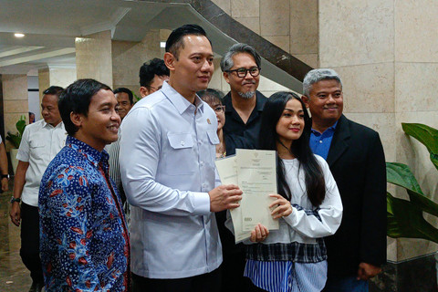 Menteri ATR/BPN Agus Harimurti Yudhoyono Serahkan Sertifikat Tanah Milik Nirina Zubir Foto: Aprilandika Pratama/kumparan