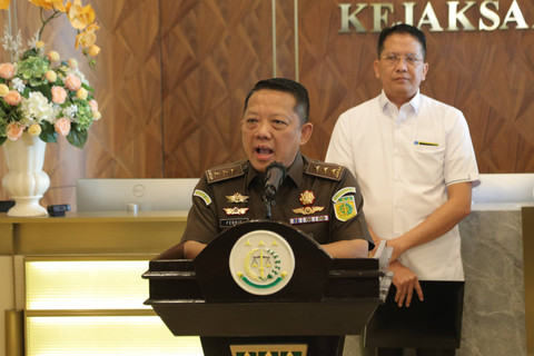 Jaksa Agung Muda Bidang Tindak Pidana Khusus Kejaksaan Agung (Jampidsus) Febrie Adriansyah bersama Deputi Bidang Investigasi BPKP, Agustina Arumsari menyampaikan hasil perhitungan kerugian negara (PKN) terkait perkara penyidikan kasus timah. Foto: Jamal Ramadhan/kumparan