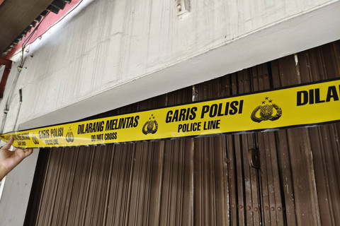 Garis polisi di salon kecantikan di Tambakbayan, Rabu (29/5/2024). Foto: Arfiansyah Panji Purnandaru/kumparan