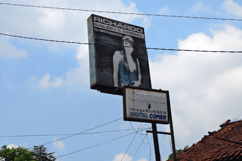 Banner salon kecantikan di Tambakbayan, Rabu (29/5/2024). Foto: Arfiansyah Panji Purnandaru/kumparan