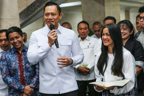 Menteri Agraria dan Tata Ruang/Kepala Badan Pertanahan Negara (ATR/BPN) Agus Harimurti Yudhoyono (tengah) didampingi Wakil Menteri ATR/BPN Raja Juli Antoni (kiri) bersama artis Nirina Zubir usai menyerahkan sertifikat tanah di Kantor ATR/BPN. Foto: ANTARA FOTO/Asprilla Dwi Adha
