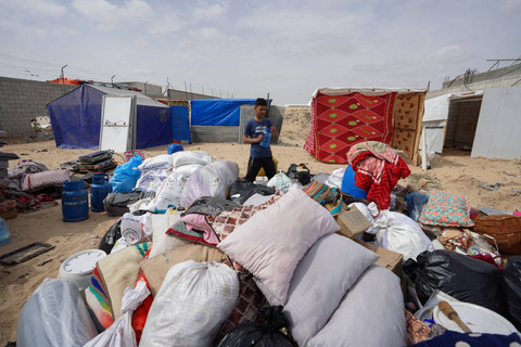 Warga Palestina yang melarikan diri dari Rafah dengan membawa barang-barang mereka setelah serangan Israel kembali terjadi di kota di Jalur Gaza selatan tiba di Khan Yunis (28/5/2024). Foto: Bashar Taleb/AFP