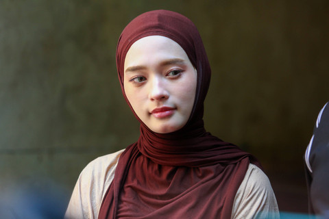 Inara Rusli bersama kuasa hukum saat ditemui wartawan di Polda Metro Jaya, Jakarta, Rabu, (29/5/2024). Foto: Agus Apriyanto