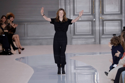 Desainer Clare Waight Keller. Foto: Patrick KOVARIK / AFP