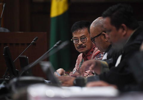 Terdakwa kasus pemerasan dan gratifikasi di Kementerian Pertanian Syahrul Yasin Limpo (kiri) mendengarkan keterangan saksi saat mengikuti sidang lanjutan di Pengadilan Tipikor, Jakarta, Rabu (29/5/2024). Foto: Akbar Nugroho Gumay/ANTARA FOTO
