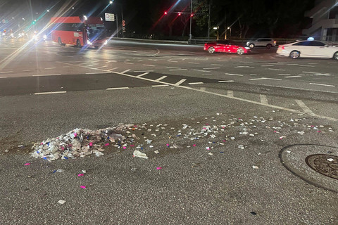 Sampah dari balon yang diduga dikirim oleh Korea Utara berserakan di Seoul, Korea Selatan, Rabu (29/5/2024). Foto: Kantor Kepresidenan Korea Selatan/via AP PHOTO