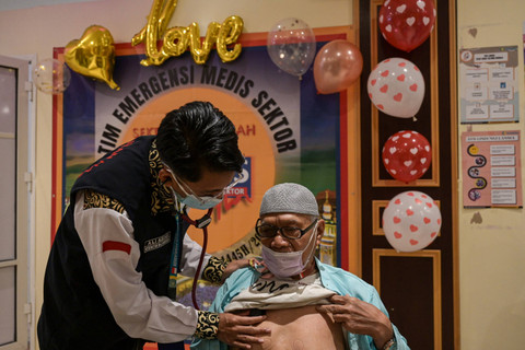 Dokter memeriksa seorang calon haji Indonesia saat kegiatan jemput bola Poli Risti (risiko tinggi) Klinik Kesehatan Haji Indonesia (KKHI) Makkah di klinik kesehatan Sektor 9, Misfalah, Makkah, Arab Saudi, Rabu (29/5/2024). Foto: Sigid Kurniawan / ANTARA FOTO