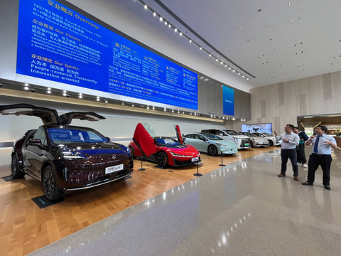 Ragam mobil listrik GAC Aion di headquarter Guangzhou, China.  Foto: Angelina Anjar/kumparan