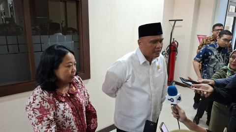 Eugenia Mardanugraha dan Hilman Pujana, Anggota KPPU, di Gedung KPPU, Jakarta, Rabu (29/5). Foto: Muhammad Fikrie/kumparan