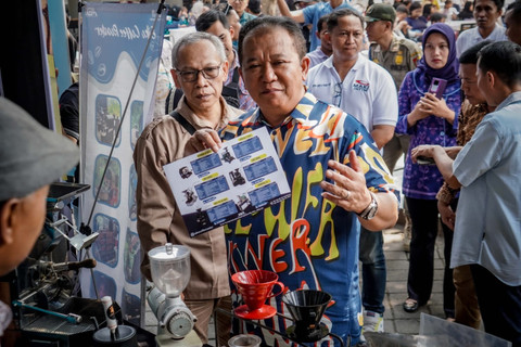 Bupati Jember Hendy Siswanto saat menunjukkan resep mengolah kopi dari salah satu peserta Jatim Coffee and Trade Fest 2024. Foto: Dok. Istimewa