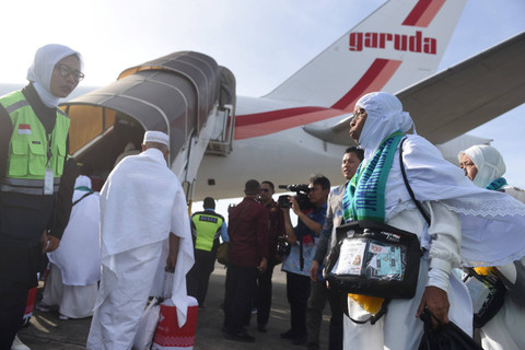 Sejumlah calon haji kloter pertama Provinsi Aceh naik ke pesawat Garuda GA777 di Bandara Internasional Sultan Iskandar Muda, Banda Aceh, Aceh, Rabu (29/5/2024). Foto: Indrianto Eko Suwarso/ANTARA FOTO