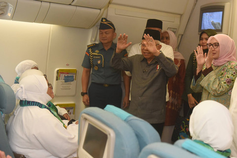 Wakil Presiden Maruf Amin melepas keberangkatan jemaah calon haji kloter pertama provinsi Aceh dari dalam pesawat Garuda GA777 di Bandara Internasional Sultan Iskandar Muda, Banda Aceh, Aceh, Rabu (29/5/2024). Foto: Indrianto Eko Suwarso/ANTARA FOTO