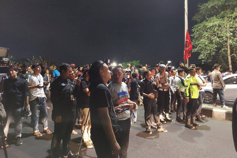Warga melihat proses pra rekontruksi kasus pembunuhan Vina dan Eky yang dilakukan Polda Jabar dan Polres Cirebon Kota, Rabu (29/5/2024). Foto: kumparan
