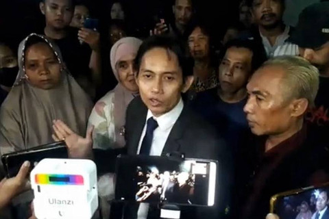 Toni RM salah satu kuasa hukum Pegi Setiawan saat wawancara dengan media terkait pihaknya tidak diberitahu proses pra rekontruksi oleh Polda Jabar, Rabu (29/5/2024). Foto: kumparan