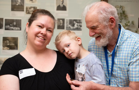 Greta (kiri), Jack (tengah), dan Jim Louderman (kanan) dari Field Museum. Foto: Daniel Le/Field Museum of Natural History 