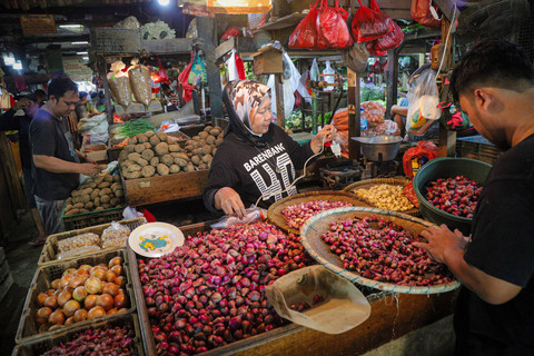 Pedagang beraktivitas di pasar tradisional Pasar Senen, Jakarta, Kamis (30/5/2024). Foto: Jamal Ramadhan/kumparan